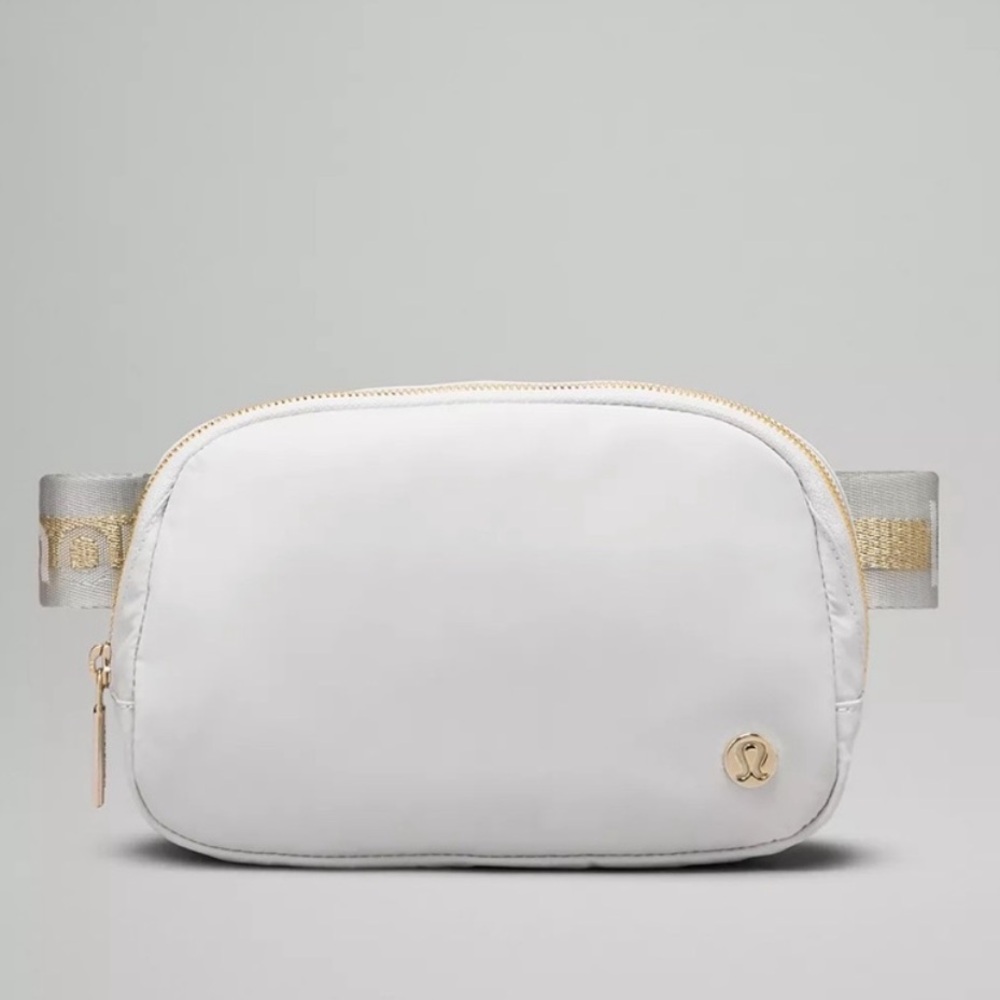 Lululemon Everywhere Belt Bag in Vapor/Gold/White‎